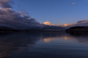 山中湖より満月の富士山