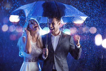 Portrait de style de mode d& 39 un couple posant par temps de pluie