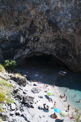 Calabria, Italia: la spiaggia dell'Arco Magno, una piccola baia nascosta con un arco naturale scavato dalle onde durante i secoli, vicino al paese di San Nicola Arcella
