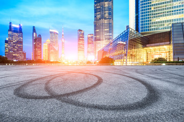 Obraz premium Asphalt road in Lujiazui commercial and financial center,Shanghai,China