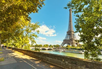  De Eiffeltoren in Parijs. Jena Bridge is een brug over de rivier de Seine in Parijs. © Vladimir Sazonov