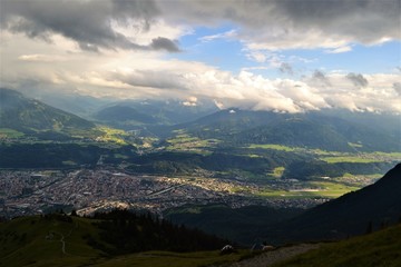Fototapeta na wymiar Innsbruck mit Berglandschaft 
