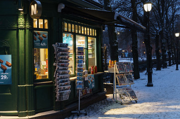 Green kiosk in winter street,  newspaper stand - obrazy, fototapety, plakaty