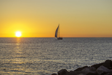 Segelschiff im romantischen Sonnenuntergang am Meer
