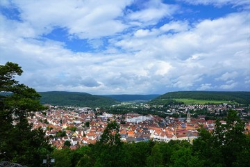 Obraz premium Blick auf die Stadt Tuttlingen in Süddeutschland von der Ruine Honberg