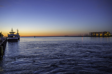 Hafen von Warnemünde an der Ostsee im Sonnenuntergang