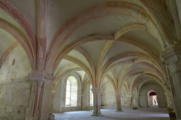 Voûtes en croisées d'ogives de la salle capitulaire de l'abbaye de Fontenay, France