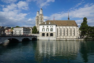 Wasserkirche und Grossmünster am Limmat fluss in Zürich in der Schweiz