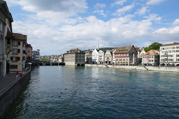 Naklejka premium Limmat fluss in Zürich von der Münsterbrücke mit dem Blick auf das Zunfthaus