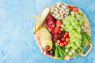 Ассортимент свежие фрукты, ягоды и орехи