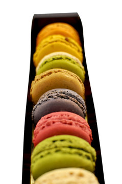 R&eacute;glette vue de face de macarons fran&ccedil;ais multicolores