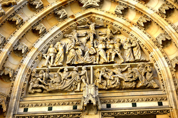 Fototapeta na wymiar Statues au-dessus de la porte principale de la Cathédrale Saint-Guy (Katedrála Sv. Víta) à Prague, République Tchèque