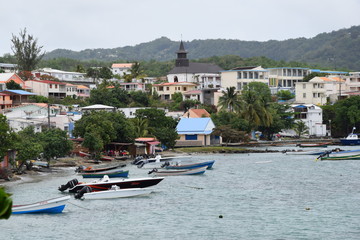 Fototapeta na wymiar barque de peche dans village caraibes