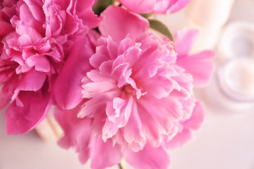 Obraz premium Beautiful bouquet with fragrant peonies, closeup