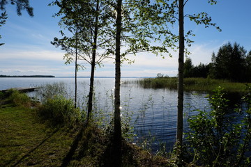 Paysage d'un lac finlandais sous le soleil de minuit