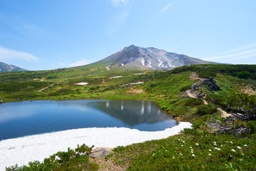 旭岳と雪の残る鏡池