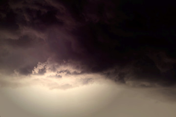 Fototapeta na wymiar dramaticheskoe sky , storm and rain