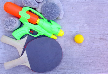 jeux d'été,pistolet  à eau et raquettes avec balle