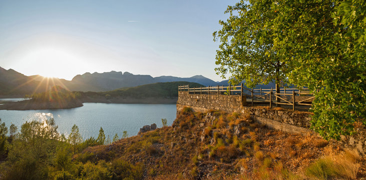 Sol de Atardecer en Mirador de Monta&ntilde;a al lado de un Pantano