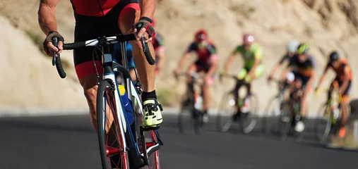 Abwaschbare Fototapete Fahrräder Radsportwettbewerb, Radsportler, die ein Rennen fahren, einen Hügel mit dem Fahrrad erklimmen