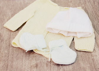 trousseau de layette,brassière,bonnet et chaussons de bébé