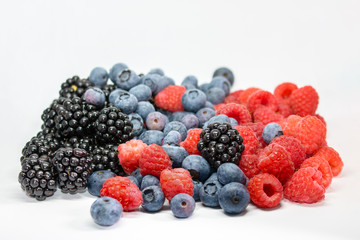 verschiedene Beerenfrüchte, Heidelbeeren, Himbeeren, Brombeeren