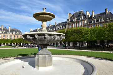 Fototapeta na wymiar Fontaine à vasques place des Vosges dans le Marais à Paris, France
