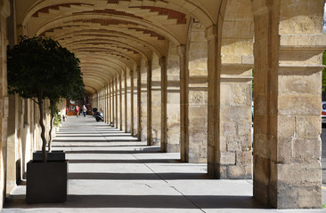 Passage couvert de la place des Vosges dans le Marais à Paris, France © JFBRUNEAU