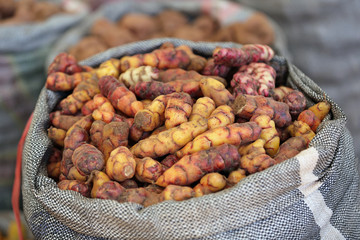 Längliche Kartoffeln im Sack