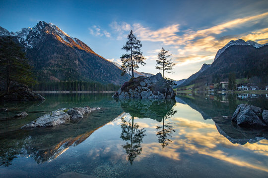 Hintersee mit Insel und Wolken bei Sonnenuntergang