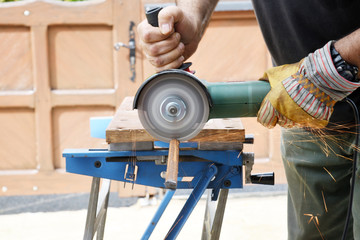 scie &eacute;lectrique