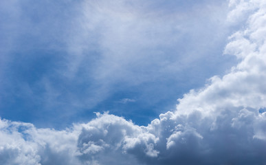 Weiße Wolken vor blauem Himmel 