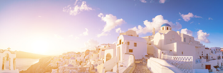 White houses in the town of Oia on the island of Santorini, panorama - obrazy, fototapety, plakaty