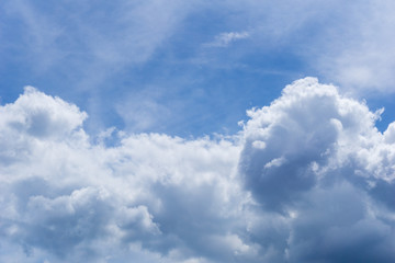 Weiße Wolken vor blauem Himmel 