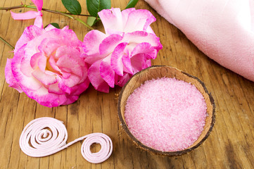 Obraz na płótnie Canvas Pink rose and bath salt in a bowl