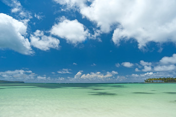 Atlantik in Samaná, Dominikanische Republik mit blauem Wolkenhimmel