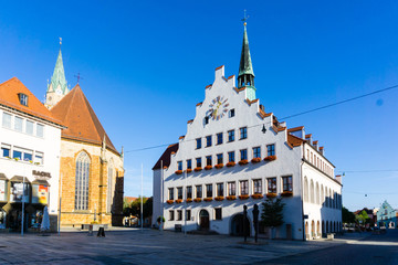 Rathaus von Neumarkt in der Oberpfalz bei blauen Himmel - obrazy, fototapety, plakaty