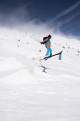 Fototapeta na wymiar Salto de un esquiador en una estación de esquí