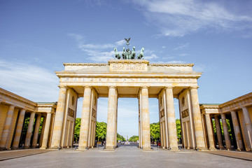 Fototapeta premium Widok na słynną bramę Brandenburską na placu Pariser rano w Berlinie