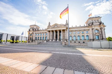 Photo sur Plexiglas Lieux européens Vue sur le célèbre bâtiment du parlement Reichtag avec drapeau pendant la lumière du matin dans la ville de Berlin