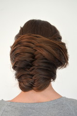 Прическа на средней длине волос 