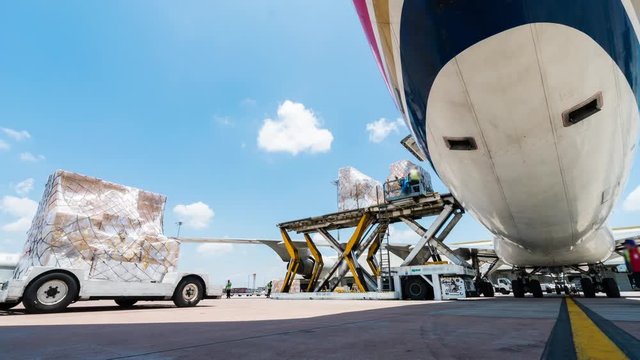 Outside cargo plane loading - Time lapse