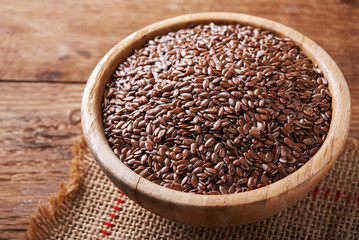 flax seeds in bowl 