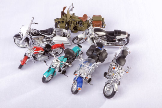 Grupo de maquetas de motos sobre fondo blanco.