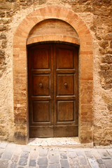 Fototapeta na wymiar Typical mediterranean entrance in Italy