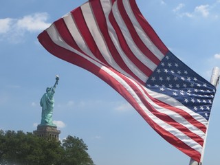 Statue de la liberté ac drapeau