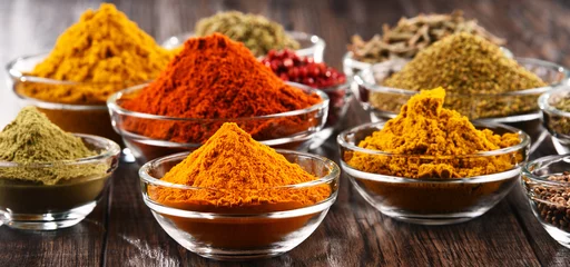 Photo sur Plexiglas Aromatique Variety of spices and herbs on kitchen table