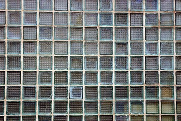 Стеклянная текстура из серых квадратов из мутного стекла на стене здания
