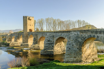 Obraz premium medieval bridge on the river Ebro in the city of Frias and of its castle in the north of the province of Burgos in Spain.