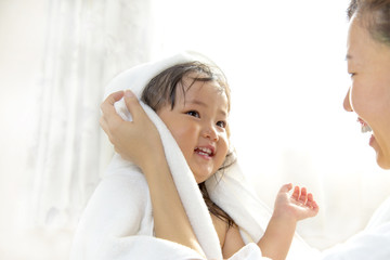 湯上りにお母さんに髪を拭いてもらう幼い女の子